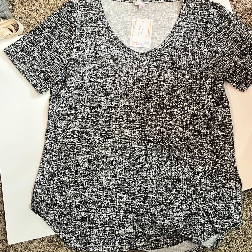 Brand new with tags Iris top by Lularoe! This is a great neutral for your!